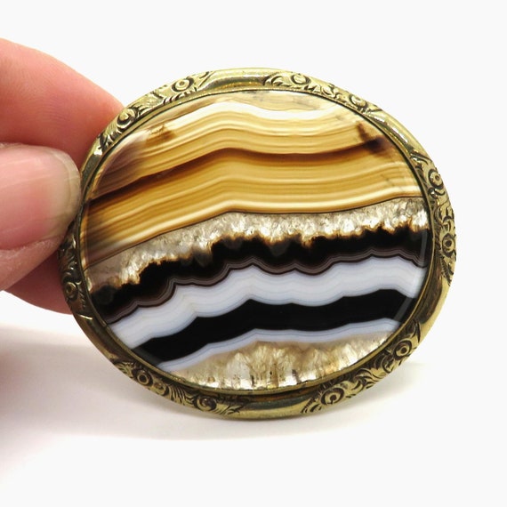Dramatic Translucent Victorian Banded Agate Pin - image 1