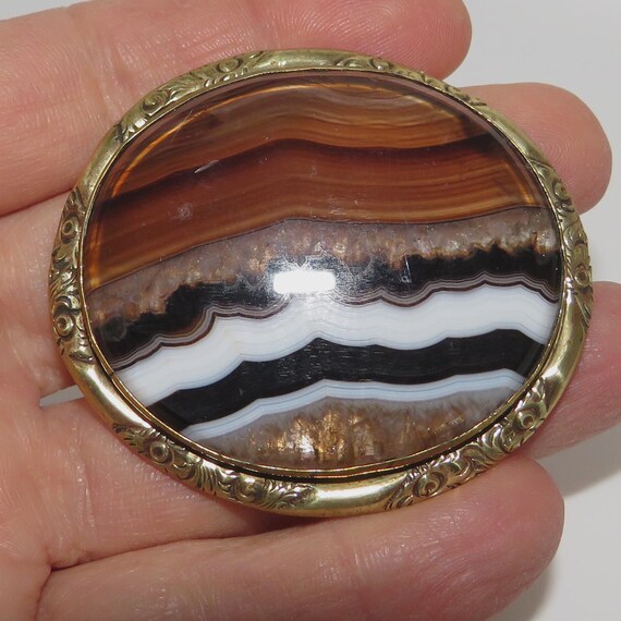 Dramatic Translucent Victorian Banded Agate Pin - image 3
