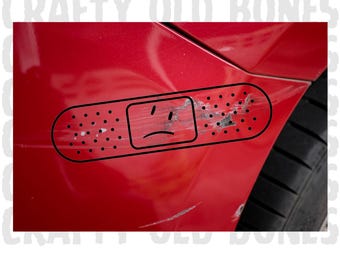 Vinilo adhesivo para coche con diseño de tirita triste: divertida cubierta para arañazos