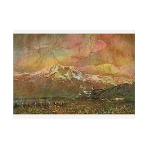 Puede incluir: Una impresión de paisaje con una montaña nevada bajo un cielo colorido. La obra de arte representa un pueblo y campos en primer plano, con una estética vintage texturizada. La paleta de colores incluye tonos de marrón, naranja y amarillo.