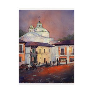 Peut inclure: Peinture à l'aquarelle d'une place de la ville au crépuscule. Des bâtiments aux façades blanches et orange entourent une place avec des voitures garées et des personnages. Une grande structure en forme de dôme avec une croix est en arrière-plan.