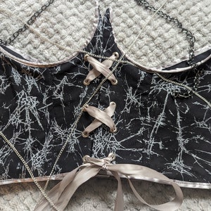 Petit corset Halloween grunge sous la poitrine