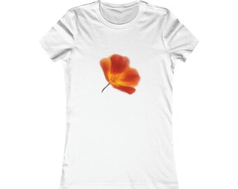 Puede incluir: Una camiseta blanca para mujer con una sola flor de amapola naranja y amarilla impresa en la parte delantera.