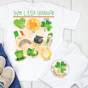 Puede incluir: Camiseta blanca con un trébol verde y el texto "Wee Little Hooligan" y "St. Patrick's Day". La camiseta presenta una variedad de ilustraciones con temática del Día de San Patricio, incluyendo un duende, una olla de oro, una herradura, un sombrero, un zapato, un arcoíris, un corazón, una bandera y un trébol.
