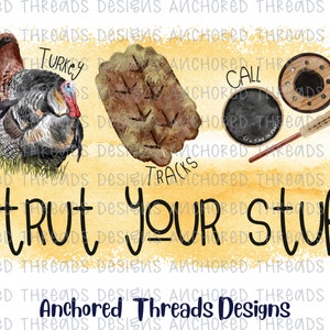 Könnte beinhalten: Eine Aquarell-Illustration eines Truthahns, Truthahn-Spuren, eines Truthahn-Rufs und einer Truthahn-Attrappe. Der Text "Strut Your Stuff" ist in schwarzen Buchstaben auf gelbem Hintergrund geschrieben. Der Text "Anchored Threads Designs" ist in blauen Buchstaben am unteren Rand des Bildes geschrieben.
