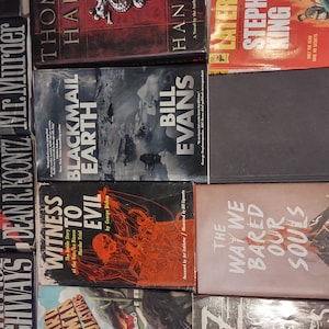 K&ouml;nnte beinhalten: Eine Sammlung verschiedener Taschenb&uuml;cher und gebundener B&uuml;cher, die in einem Raster angeordnet sind. Zu den Titeln geh&ouml;ren Mr. Murder von Dean Koontz, Blackmail Earth von Bill Evans, Witness to Evil und The Way We Bared Our Souls von Willa Strayhorn.