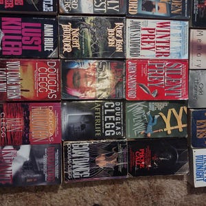 K&ouml;nnte beinhalten: Eine Sammlung verschiedener Taschenb&uuml;cher aus den Bereichen Thriller und Horror, angeordnet in einem Raster, mit Titeln wie Lust Killer, Winter Prey, Silent Prey, Afterlife und The Key to Midnight von Autoren wie Dean Koontz und Douglas Clegg.