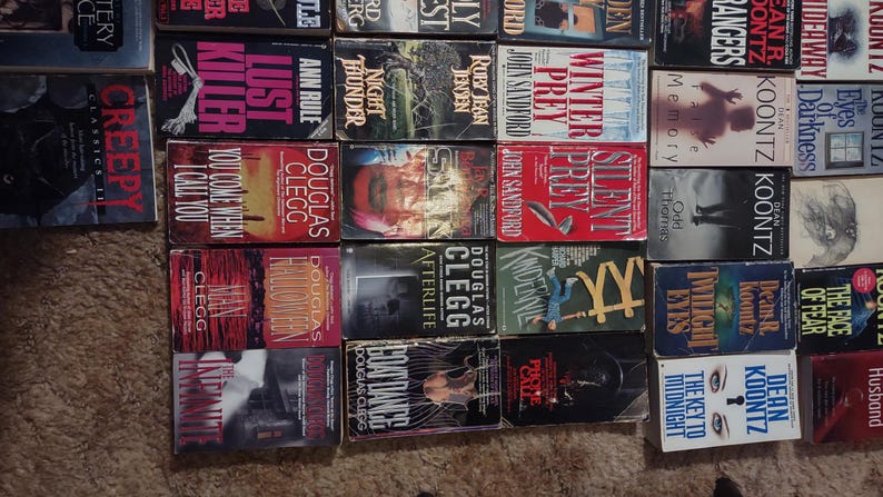 K&ouml;nnte beinhalten: Eine Sammlung verschiedener Taschenb&uuml;cher aus den Bereichen Thriller und Horror, angeordnet in einem Raster, mit Titeln wie Lust Killer, Winter Prey, Silent Prey, Afterlife und The Key to Midnight von Autoren wie Dean Koontz und Douglas Clegg.