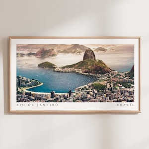 Puede incluir: Una vista aérea de Río de Janeiro, Brasil, que muestra el Pan de Azúcar, la ciudad y la bahía. La foto está tomada desde un punto de vista elevado, ofreciendo una vista panorámica de la ciudad.
