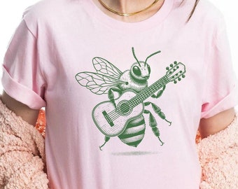 Camiseta con diseño de abeja y guitarra. Regalos inspirados en la naturaleza para amantes de la música y apicultores. Camiseta única con arte de la vida silvestre para mentes creativas. Regalo para profesores de música estilo Y2K.