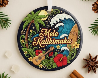 Op de afbeelding: Ronde kerstversiering met een tropisch thema. De versiering toont een palmboom, een golf, een surfplank, een ukelele en de woorden "Mele Kalikimaka". De versiering is versierd met rode, gele en groene accenten.