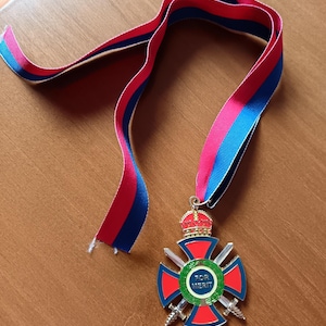 Insigne de cou ORDER OF MERIT avec épées - Royaume-Uni