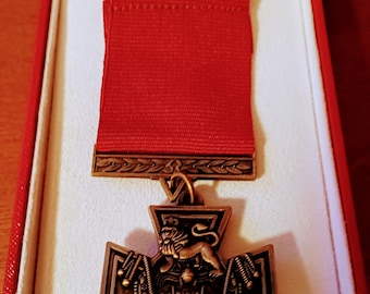 見事な実物大のビクトリア十字章とリボンのレプリカ。最高の軍事栄誉
