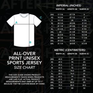 Może przedstawiać: Tabela rozmiar&oacute;w koszulki sportowej unisex z nadrukiem na całej powierzchni, przedstawiająca zarys białego t-shirtu z oznaczeniami A, B i C. Zawiera dwie tabele z wymiarami w calach i centymetrach dla rozmiar&oacute;w od 2XS do 6XL oraz notkę.