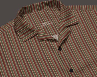 Camisa unissex com botões e estampa de papel de parede Haunted Mansion Stretch Room