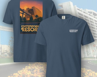 Camiseta Contemporânea Resort Comfort Colors | Frente Bordada + Costas Estampadas | Camiseta Disney Adulta com Detalhes Sutil | Roupas do Monorail Resort