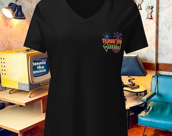 Camiseta Tune In Lounge con cuello en V bordado para mujer / Ropa discreta de Disney / Hollywood Studios