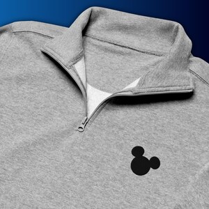 Sudadera de polar con cremallera de un cuarto y bordado con silueta del logotipo de Mickey / Suéter Disney sutil / Sudadera minimalista Disney para adultos