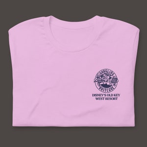 Disney's Old Key West Resort gorgelend koffershirt | Geborduurd Disney Bar-T-shirt | Subtiele Disney-kleding