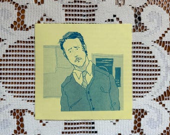 Op de afbeelding: Een vierkant geel memoblaadje met een teal-kleurige lijntekening van een persoon met een snor, gekleed in een overhemd met kraag, een stropdas en een vest. De persoon is vanaf de borst afgebeeld met een neutrale gezichtsuitdrukking.