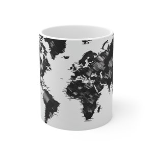 Ein elegantes Design mit einer schwarz-weißen Weltkarte aus der Wanderlust Journeys Mug Collection