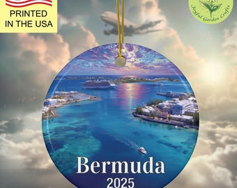 Könnte beinhalten: Runder Keramik-Weihnachtsschmuck mit einer Küstenansicht von Bermuda, mit einem Kreuzfahrtschiff und Gebäuden. Der Schmuck trägt den Text "Bermuda 2025". In der oberen linken Ecke befindet sich eine amerikanische Flagge und der Text "PRINTED IN THE USA".