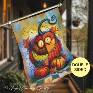 Peut inclure: Un drapeau de jardin rectangulaire présentant une illustration de citrouille en patchwork fantaisiste avec de grands yeux jaunes et des détails cousus. Le motif inclut des citrouilles plus petites, des feuilles d'automne orange et des lignes noires tourbillonnantes.