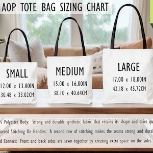 Puede incluir: Tabla de tallas de bolsas tote AOP, que muestra tres tama&ntilde;os: Peque&ntilde;o (30,48 x 33,02 cm), Mediano (38,10 x 40,64 cm) y Grande (43,18 x 45,72 cm). Las bolsas son blancas con asas negras. La tabla tambi&eacute;n detalla la tela y la construcci&oacute;n.