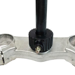 Puede incluir: Una herramienta de instalaci&oacute;n de sello de horquilla negra para motocicletas. La herramienta presenta un eje roscado y un anillo de pl&aacute;stico negro con un peque&ntilde;o accesorio de metal.