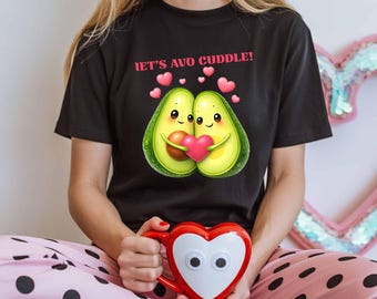 T-shirt d'illustration de coeur de couple d'avocat | Joli jeu de mots « Let's Avo Cuddle »