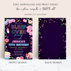 Pode incluir: Convite edit&aacute;vel de 5x7 polegadas para uma festa do pijama com um texto "Sleep Over Party" em rosa neon, verde e azul. O convite apresenta um fundo roxo escuro com estrelas coloridas e v&aacute;rias ilustra&ccedil;&otilde;es de roupas de dormir, lanches e maquiagem.