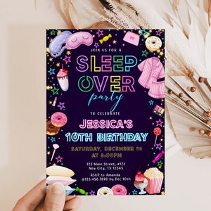 Pode incluir: Um convite rosa neon, verde e azul para uma festa do pijama para celebrar o d&eacute;cimo anivers&aacute;rio de Jessica. O convite apresenta uma variedade de ilustra&ccedil;&otilde;es divertidas e coloridas, incluindo uma m&aacute;scara para dormir, um donut, um milkshake, uma paleta de maquiagem e um pijama. O texto do convite diz: "Junte-se a n&oacute;s para uma festa do pijama para celebrar o d&eacute;cimo anivers&aacute;rio de Jessica, s&aacute;bado, 16 de dezembro &agrave;s 17:00, 123 Main Street, #123 New City, TX 12345, RSVP para Amanda no @123.456.7890 at&eacute; 10 de dezembro."