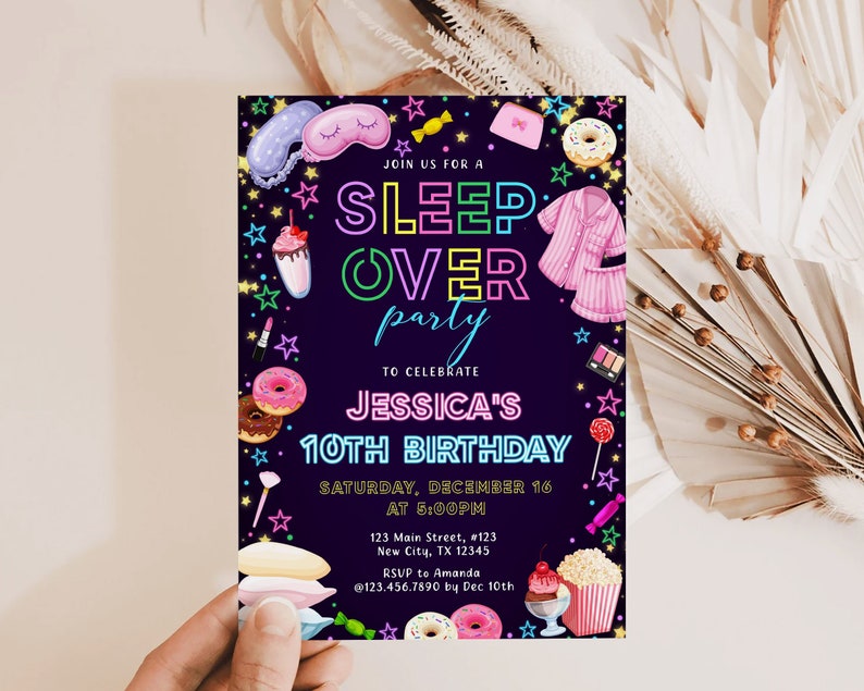 Pode incluir: Um convite rosa neon, verde e azul para uma festa do pijama para celebrar o d&eacute;cimo anivers&aacute;rio de Jessica. O convite apresenta uma variedade de ilustra&ccedil;&otilde;es divertidas e coloridas, incluindo uma m&aacute;scara para dormir, um donut, um milkshake, uma paleta de maquiagem e um pijama. O texto do convite diz: "Junte-se a n&oacute;s para uma festa do pijama para celebrar o d&eacute;cimo anivers&aacute;rio de Jessica, s&aacute;bado, 16 de dezembro &agrave;s 17:00, 123 Main Street, #123 New City, TX 12345, RSVP para Amanda no @123.456.7890 at&eacute; 10 de dezembro."