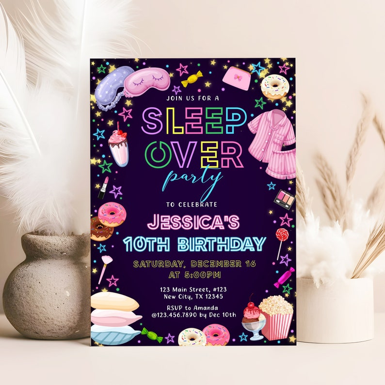 Pode incluir: Texto rosa neon, azul e verde sobre um fundo roxo escuro que diz "Join us for a Sleep Over Party to Celebrate Jessica's 10th Birthday". O texto &eacute; cercado por ilustra&ccedil;&otilde;es coloridas de pijamas, donuts, pipoca e outros itens para festas do pijama.