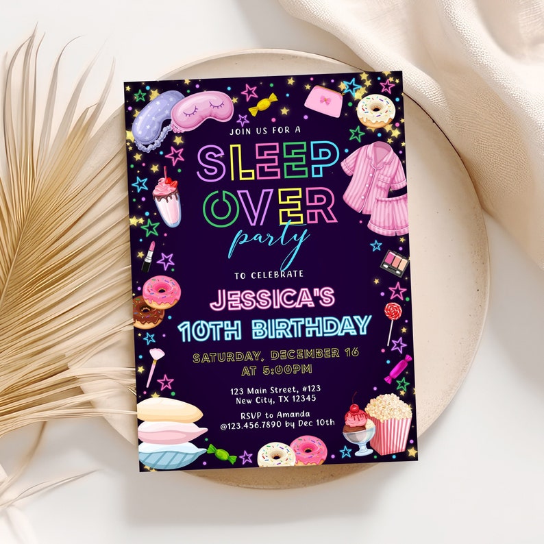 Pode incluir: Texto rosa neon, verde e azul sobre um fundo roxo escuro que diz "Join us for a Sleep Over Party to Celebrate Jessica's 10th Birthday, Saturday, December 16 at 5:00 PM". O convite &eacute; decorado com imagens de desenhos animados coloridos de donuts, pipoca, uma m&aacute;scara para dormir, um camis&atilde;o e uma paleta de maquiagem.