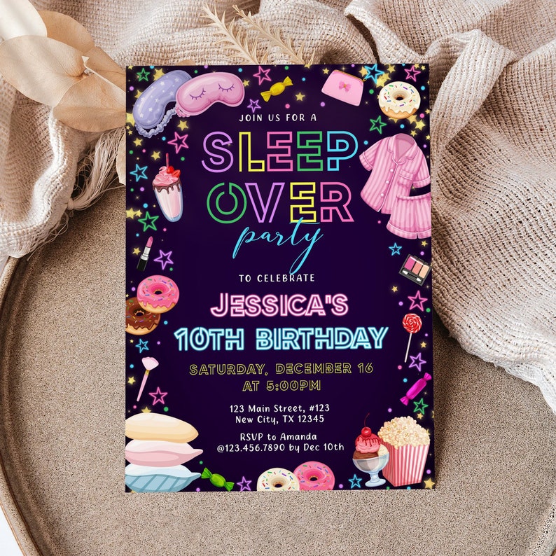 Pode incluir: Texto rosa neon, verde e azul sobre um fundo roxo escuro que diz "Join us for a Sleep Over Party to Celebrate Jessica's 10th Birthday". O texto &eacute; rodeado por ilustra&ccedil;&otilde;es coloridas de donuts, pipoca, uma m&aacute;scara para dormir, uma paleta de maquiagem e uma pirulito.