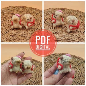 Puede incluir: Figuras de amigurumi de perro carlino hechas a ganchillo, con sombrero rosa y detalles rojos. Las figuras son pequeñas, con costuras detalladas, y se muestran sobre una esterilla tejida. La imagen incluye el texto "PDF DIGITAL" en un círculo rojo.