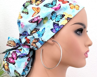 Gorro quirúrgico con forro de satén y diseño de mariposa: gorro quirúrgico con cola de caballo y botones. Protege el cabello con este gorro quirúrgico con forro de satén.