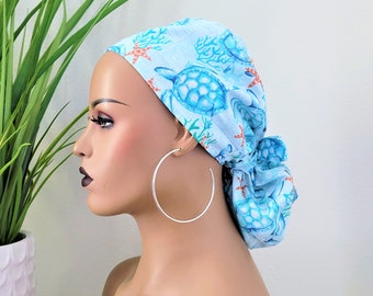 Gorro quirúrgico con forro de satén y diseño de tortugas y estrellas de mar para coleta. Protege tu cabello con este gorro quirúrgico forrado de satén.