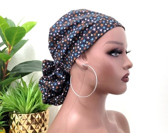 Gorro quirúrgico con cola de caballo y forro de satén Twinkle Stars: Protege el cabello con este gorro quirúrgico con forro de satén.