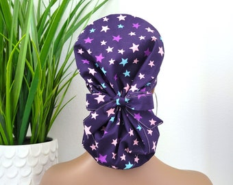 Gorro quirúrgico con cola de caballo y forro de satén con estampado de estrellas: gorro ajustable para enfermera y médico que protege el cabello con este gorro quirúrgico forrado de satén.