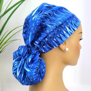 Petit, bleu royal avec zigzag, bonnet de récurage pour queue de cheval doublé de satin, protège les cheveux avec bonnet de récurage doublé de satin, casquette d&#39;infirmière/chirurgie/docteur, doublure en satin