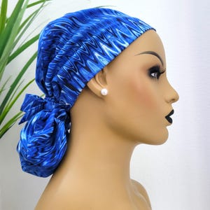 Bleu royal avec zigzag, bonnet de récurage pour queue de cheval doublé de satin, protège les cheveux avec bonnet de récurage doublé de satin, casquette d&#39;infirmière/chirurgien/dc, bonnet de récurage entièrement doublé de satin