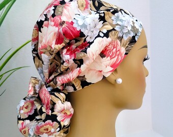 Kleiner, floraler Pferdeschwanz mit Satinfutter: Elegante Krankenschwester-Kappe in Pink und Creme schützt das Haar mit Satinfutter