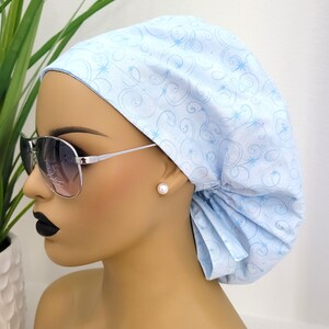 Bleu tourbillons/étoiles, bonnet de gommage doublé de satin, protège cheveux avec bonnet de gommage queue de cheval doublé de satin, casquette d&#39;infirmière/chirurgien/médecin, doublure en satin