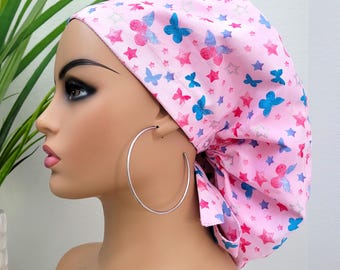 Gorro quirúrgico con forro de satén y mariposas y estrellas: gorro de médico o enfermera con cola de caballo. Protege el cabello con este gorro quirúrgico con forro de satén.