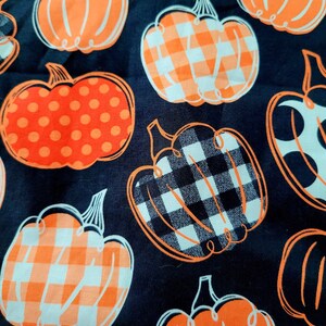 Touca cirúrgica pequena com forro de cetim e estampa de abóbora: Design para rabo de cavalo, ideal para enfermeiras e médicos. Protege os cabelos com forro de cetim.