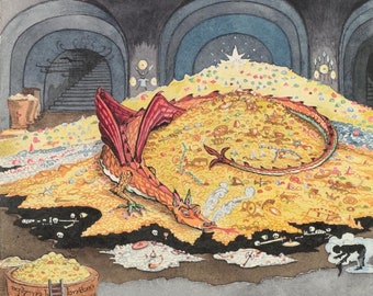Pode incluir: Um dragão vermelho com grandes asas está deitado sobre uma pilha de moedas de ouro e joias. O dragão está respirando fogo e tem uma expressão ameaçadora. O texto "Conversation with Smaug" está escrito em uma fonte decorativa na parte inferior da imagem.