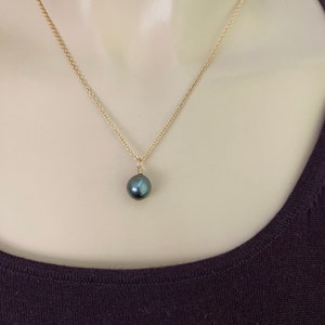 Tahitian Pearl Necklace-High Luster-Round 9 to 10mm-18 inch Gold Fill chain, Tahitian Pearl pendant,Untreated gem, metal 14K gold fill