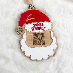 Adorno navideño de seguimiento de Papá Noel: acrílico y madera con código QR